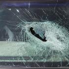 【以案说法】高空坠窗砸中违停车辆，损失谁来承担？